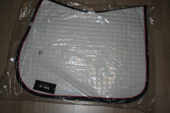 Horze wit met rood-blauw bies