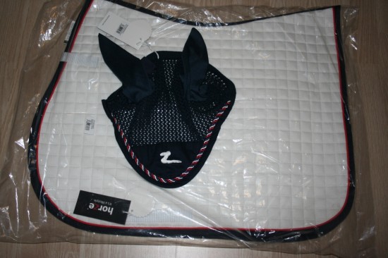 Horze wit met rood-blauw bies