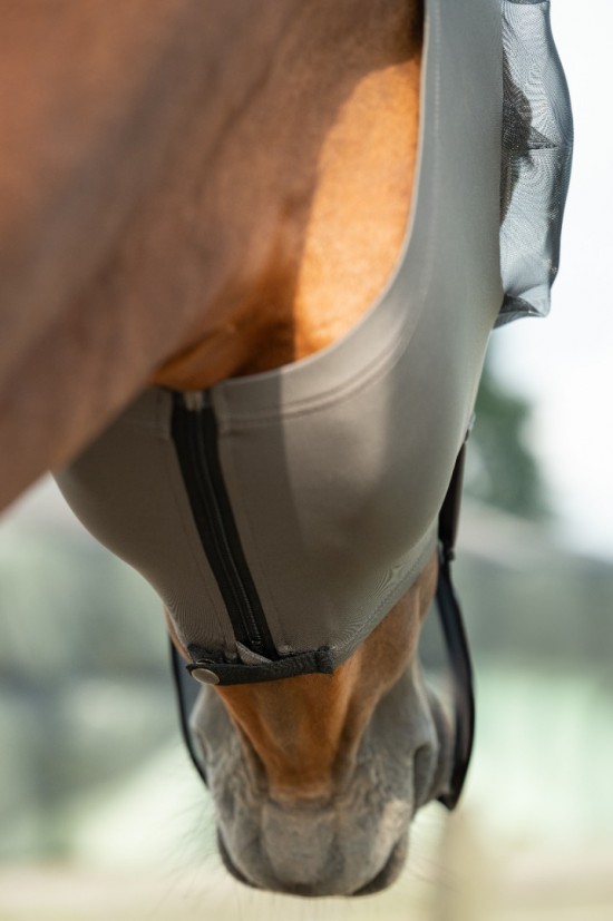 Vliegenmasker elastic uv met neus moerasgrijs 1